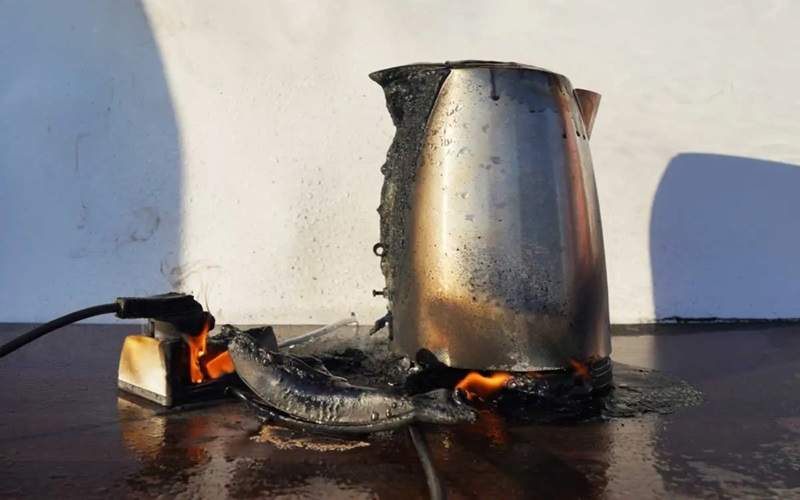 نوسانات برق آتش بر جان وسایل مردم