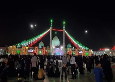 اهتزاز پرچم ایران روی گنبد مسجد مقدس جمکران