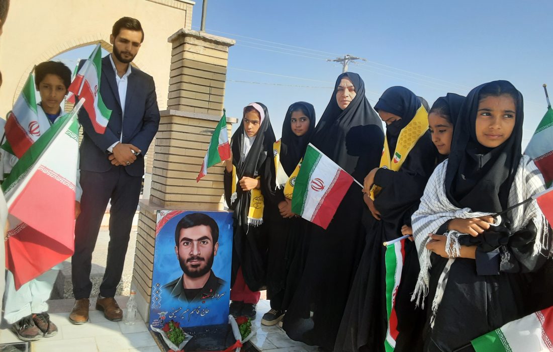 مسئولان هیرمند با غبارروبی مزار شهدا به استقبال هفته بسیج دانشآموزی رفتند