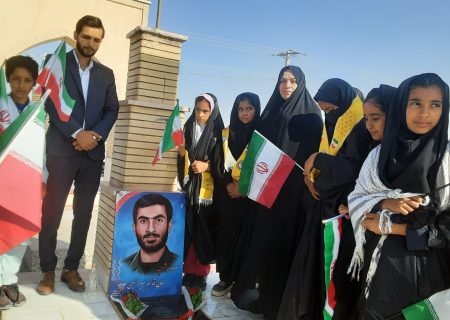 مسئولان هیرمند با غبارروبی مزار شهدا به استقبال هفته بسیج دانش‌آموزی رفتند