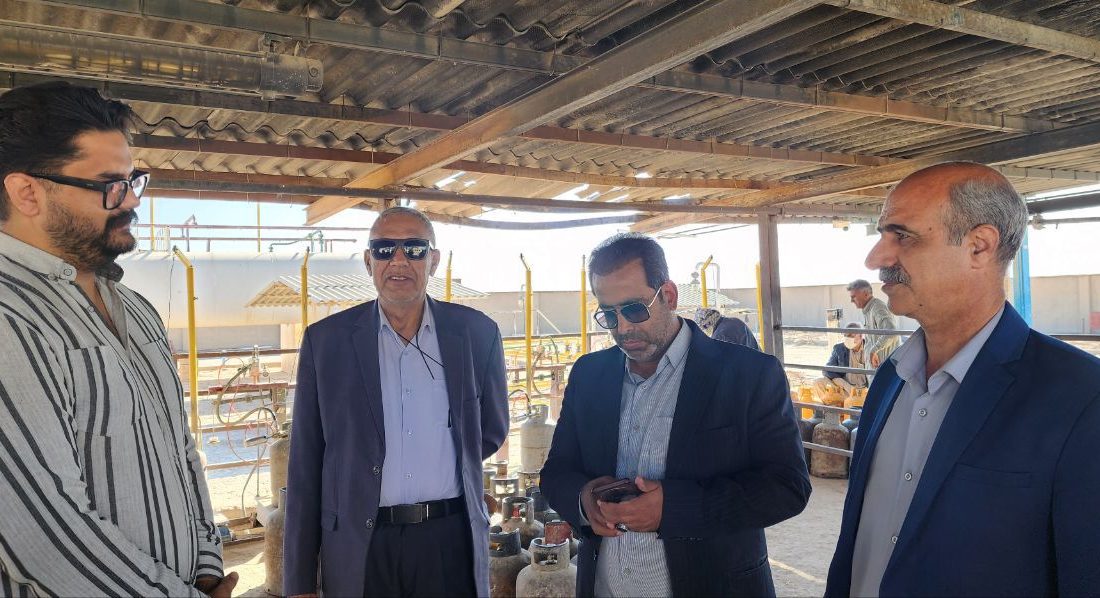 بازدید فرماندار هیرمند از روند توزیع سیلندرهای گاز در شرکت گاز شندل