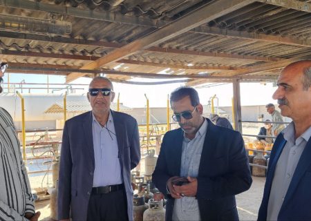 بازدید فرماندار هیرمند از روند توزیع سیلندرهای گاز در شرکت گاز شندل