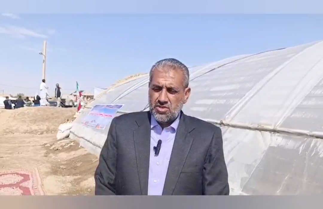 سرافراز در میان دشمنان؛ ملت ایران ایستاده است