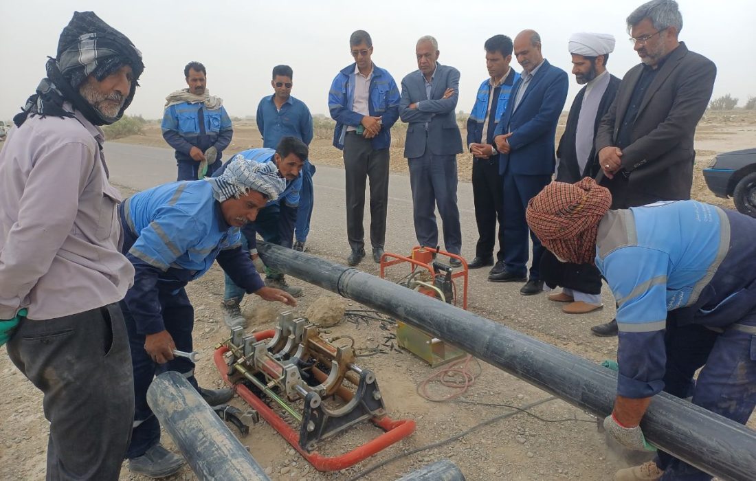 بازدید میدانی مسئولان هیرمند از پروژه خط انتقال آب روستای شادی جمال‌زهی