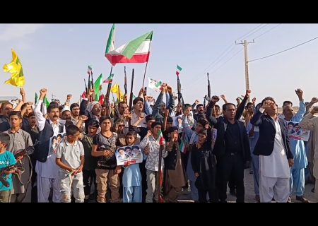 ایرانیان عاشق وطن و پایبند به ولایت‌اند