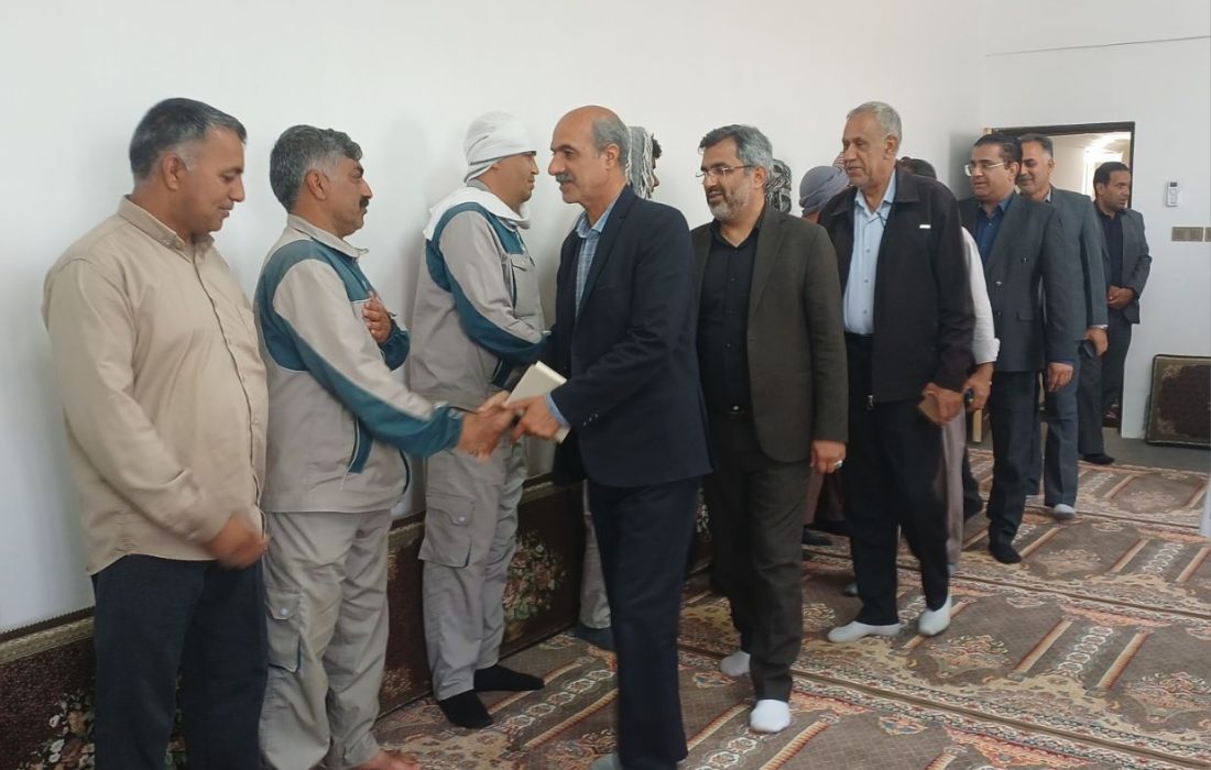 فرماندار هیرمند از کارگران شهرداری دوستمحمد تجلیل کرد