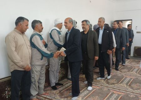 فرماندار هیرمند از کارگران شهرداری دوستمحمد تجلیل کرد