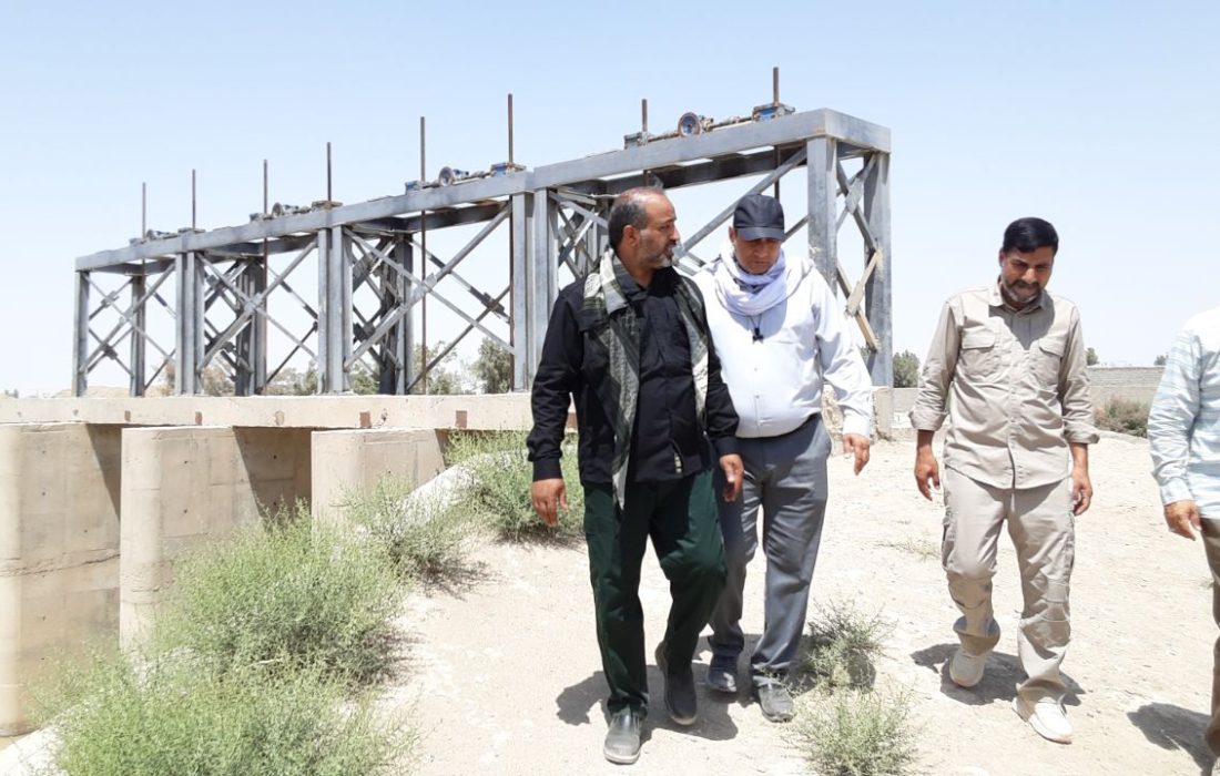 بازدید مسئولان شهرستان هیرمند از انهار و رودهای سطحی برای مدیریت آب