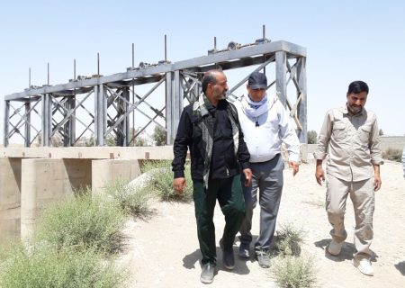 بازدید مسئولان شهرستان هیرمند از انهار و رودهای سطحی برای مدیریت آب