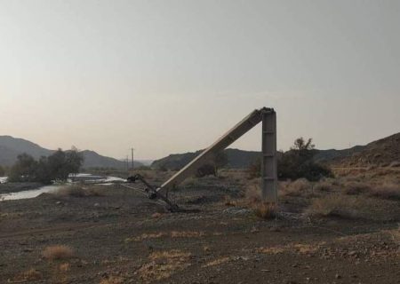 سقوط ۶۵ پایه برق در طوفان ایرانشهر