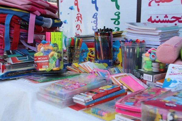 اهدای ۲۰۰ بسته نوشت‌افزار به دانش‌آموزان هیرمند